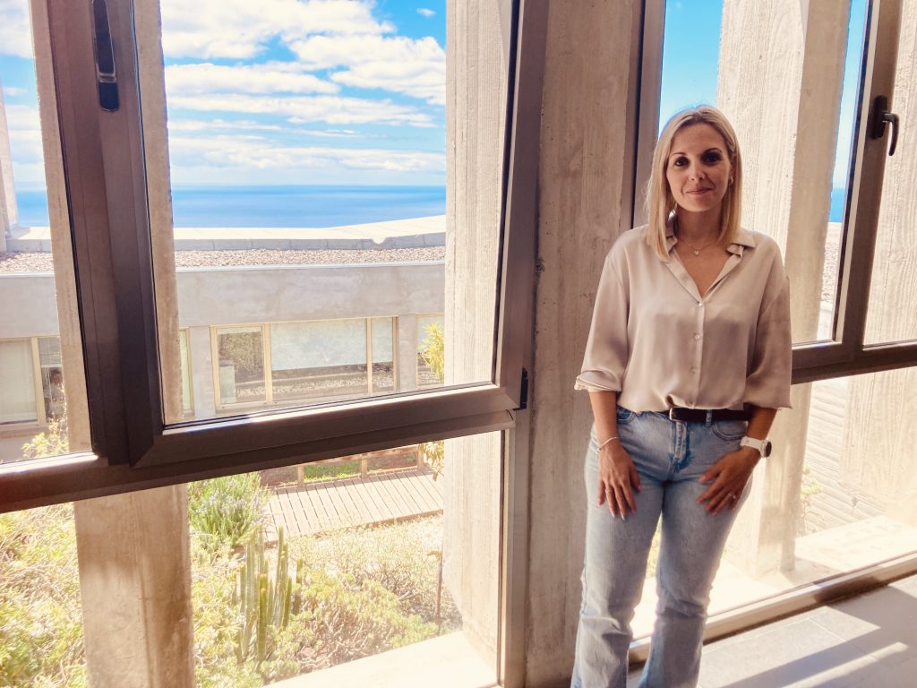 ESPERANZA VARELA MORENO es Licenciada en Psicología, Máster en Psicología de la Salud y Doctora en Psicología por la Universidad de Málaga